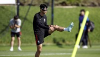 Kapten timnas Korea Selatan, Son Heung-min melakukan pemanasan saat menjalani latihan bersama timnya menjelang menghadapi Brasil di Al Egla 5, Doha, Qatar (4/12/2022). Reuters/John Sibley.