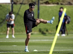 Kapten timnas Korea Selatan, Son Heung-min melakukan pemanasan saat menjalani latihan bersama timnya menjelang menghadapi Brasil di Al Egla 5, Doha, Qatar (4/12/2022). Reuters/John Sibley.