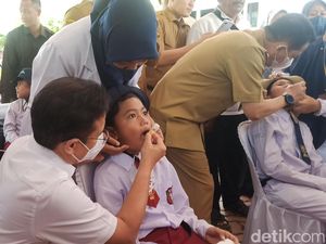 Menkes Teteskan Vaksin Polio ke Pelajar SD di Aceh
