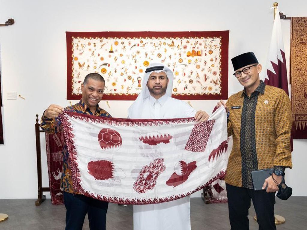 Saat Menparekraf Sandiaga Pamerkan Batik Indonesia di Doha