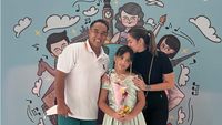 8 Pesona Mikhayla Anak Nia Ramadhani Tampil Main Piano, Cantik Bergaun Hijau