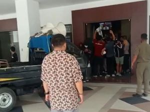 Demo di Kantor Gubernur Sulsel Ricuh, Suporter PSM Ngaku Cuma Mau Main Bola Demo di Kantor Gubernur Sulsel Ricuh, Suporter PSM Ngaku Cuma Mau Main Bola