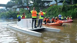 Momen Basuki dan Heru Budi Naik Perahu di Sungai Ciliwung, Ada Apa?
