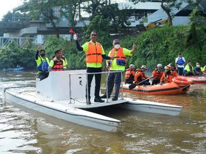 Momen Basuki dan Heru Budi Naik Perahu di Sungai Ciliwung, Ada Apa? Momen Basuki dan Heru Budi Naik Perahu di Sungai Ciliwung, Ada Apa?