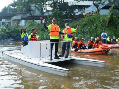 Momen Basuki dan Heru Budi Naik Perahu di Sungai Ciliwung, Ada Apa?