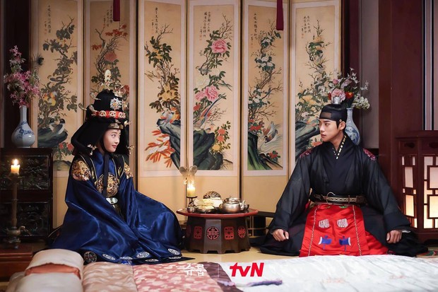 Moon Sang Min dan Oh Ye Ju di Under The Queen's Umbrella