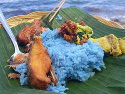 Enak-Berkhasiat, Nikmati Nasi Biru Bunga Telang di Desa Les