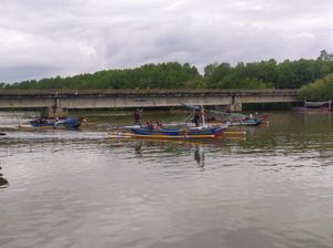 Jembatan Terlalu Rendah, Nelayan Air Kuning Kesulitan Melaut
