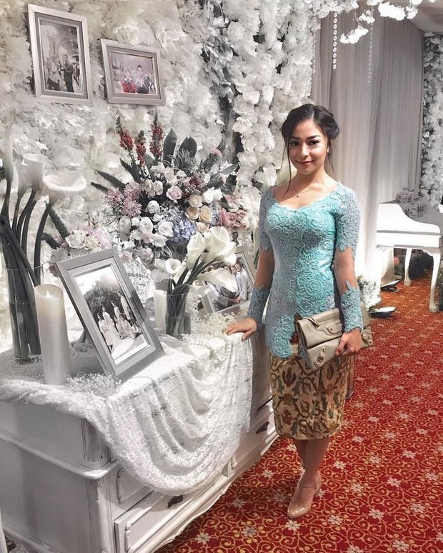 Nikita Willy dengan Kebaya Brokat Warna Biru Nikita Willy