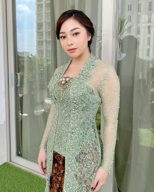 Nikita Willy dengan Kebaya Kutu Baru dan Bros Nikita Willy