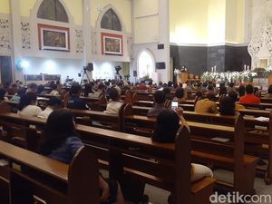 Misa 100 Hari Tewasnya Iwan PNS Semarang, Keluarga Harap Ada Keadilan Misa 100 Hari Tewasnya Iwan PNS Semarang, Keluarga Harap Ada Keadilan