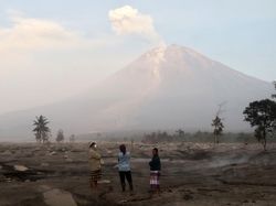 Update: Gunung Semeru Kembali Erupsi, Jalur Lumajang-Malang Ditutup