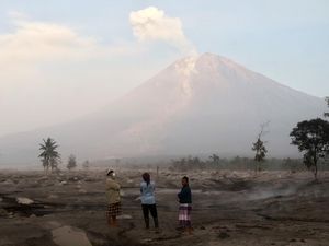10 Gunung Tertinggi di Indonesia, Semeru Nomor 4 10 Gunung Tertinggi di Indonesia, Semeru Nomor 4