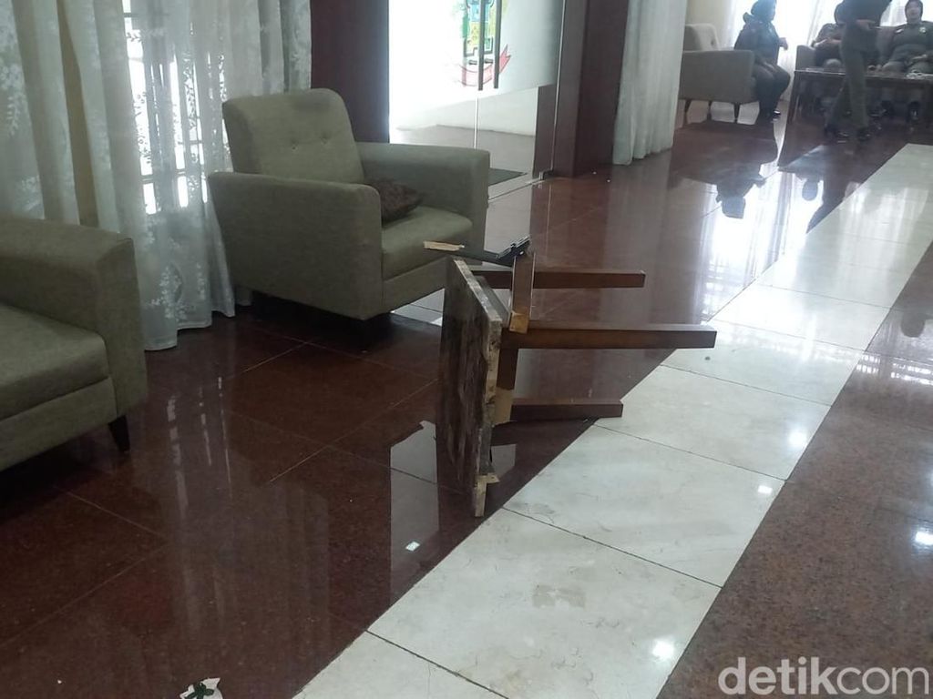 Penampakan Lobi Utama Kantor Gubernur Sulsel Usai Diduduki Suporter PSM Penampakan Lobi Utama Kantor Gubernur Sulsel Usai Diduduki Suporter PSM