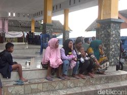 Para Pria Balik ke Rumah Cek Ternak, Istri-Anak Tetap di Pengungsian Semeru