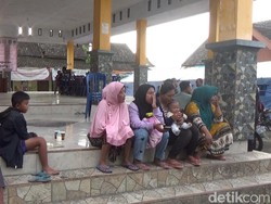 Para Pria Balik ke Rumah Cek Ternak, Istri-Anak Tetap di Pengungsian Semeru
