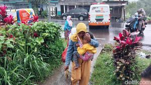 Pengungsi Semeru Nekat Pulang, Sebagian Dijemput Pakai Ambulans