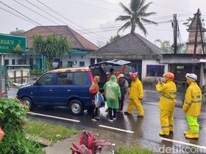 Terdengar Gemuruh Semeru, Petugas Jemput Warga yang Nekat Pulang ke Rumah