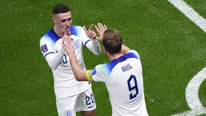 Englands Harry Kane, right, celebrates with Englands Phil Foden after scoring during the World Cup round of 16 soccer match between England and Senegal, at the Al Bayt Stadium in Al Khor, Qatar, Sunday, Dec. 4, 2022. (AP Photo/Darko Bandic)