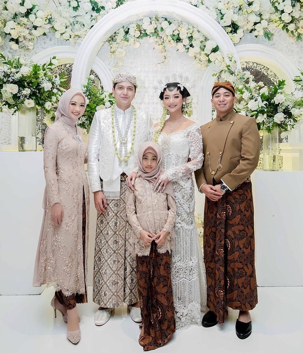 Keluarga Poppy Bunga dan Glenca Chysara