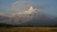 Penampakan Gunung Semeru yang Kembali Semburkan Awan Panas