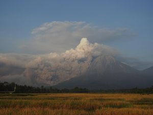 Penampakan Gunung Semeru yang Kembali Semburkan Awan Panas