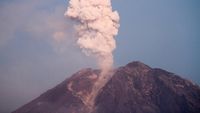 Potret Terkini Gunung Semeru, Masih Semburkan Awan Panas
