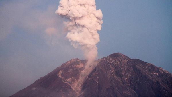 Potret Gunung Semeru yang Masih Semburkan Awan Panas
