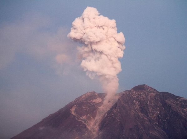 Potret Gunung Semeru yang Masih Semburkan Awan Panas