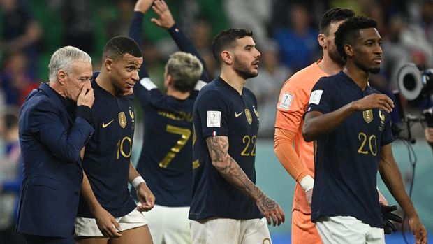 Soccer Football - FIFA World Cup Qatar 2022 - Round of 16 - France v Poland - Al Thumama Stadium, Doha, Qatar - December 4, 2022 France coach Didier Deschamps celebrates with Kylian Mbappe after the match as France progress to the quarter finals REUTERS/Dylan Martinez