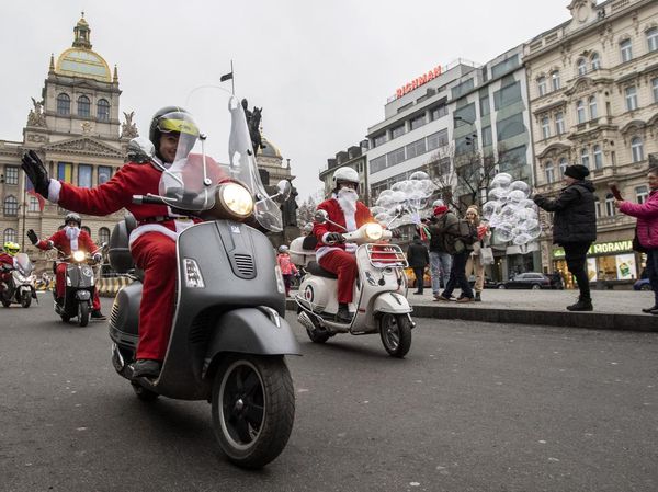 Ratusan Sinterklas Konvoi Naik Vespa Keliling Kota Praha