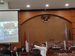 Ricky Rizal Tak Lihat Sambo Pakai Sarung Tangan Saat Menembak