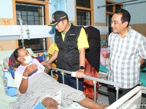 Penjaga Perlintasan KA yang Selamatkan Pemotor Jalani Operasi Bedah Tulang Penjaga Perlintasan KA yang Selamatkan Pemotor Jalani Operasi Bedah Tulang