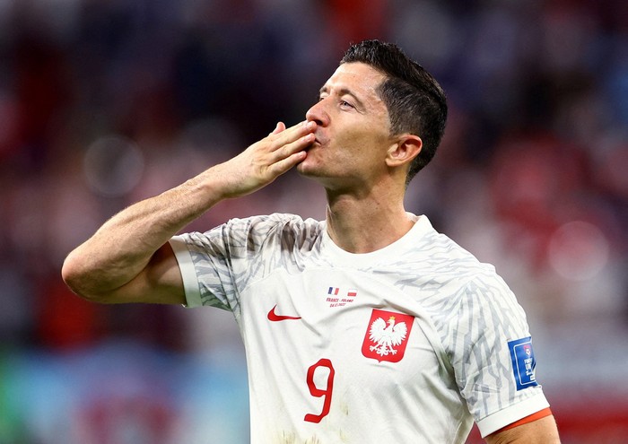 Soccer Football - FIFA World Cup Qatar 2022 - Round of 16 - France v Poland - Al Thumama Stadium, Doha, Qatar - December 4, 2022 Polands Robert Lewandowski after the match as Poland are eliminated from the World Cup REUTERS/Bernadett Szabo     TPX IMAGES OF THE DAY