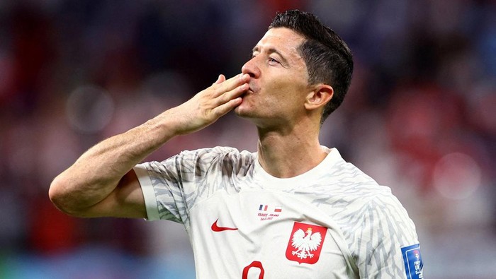 Robert Lewandowski Soccer Football - FIFA World Cup Qatar 2022 - Round of 16 - France v Poland - Al Thumama Stadium, Doha, Qatar - December 4, 2022 Poland's Robert Lewandowski after the match as Poland are eliminated from the World Cup REUTERS/Bernadett Szabo TPX IMAGES OF THE DAY