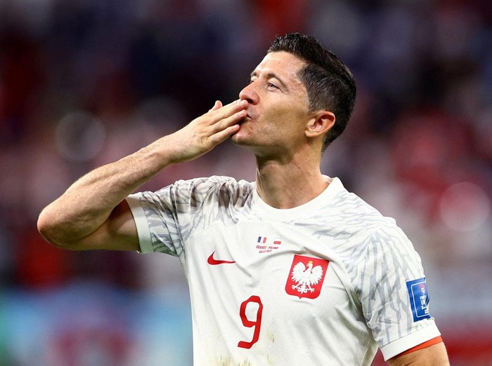 Soccer Football - FIFA World Cup Qatar 2022 - Round of 16 - France v Poland - Al Thumama Stadium, Doha, Qatar - December 4, 2022 Poland's Robert Lewandowski after the match as Poland are eliminated from the World Cup REUTERS/Bernadett Szabo     TPX IMAGES OF THE DAY