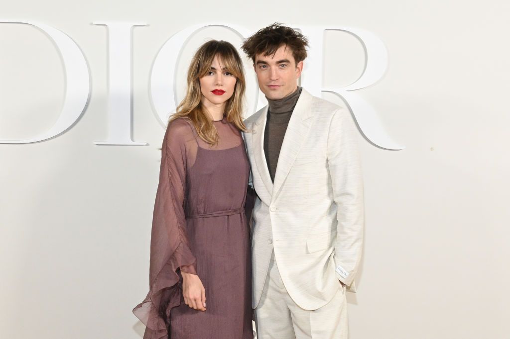 Robert Pattinson dan Suki Waterhouse menghadiri fashion show Dior Fall 2023 Menswear Collection di Giza, Mesir.