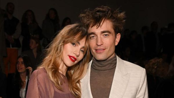 7 Momen Mesra Robert Pattinson dan Suki Waterhouse, Perdana Tampil Bareng