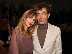 7 Momen Mesra Robert Pattinson dan Suki Waterhouse, Perdana Tampil Bareng 7 Momen Mesra Robert Pattinson dan Suki Waterhouse, Perdana Tampil Bareng