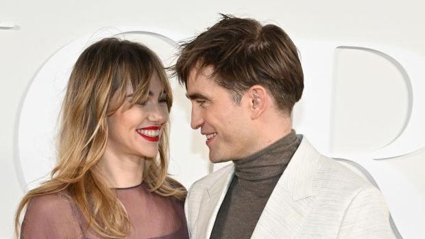 Robert Pattinson dan Suki Waterhouse menghadiri fashion show Dior Fall 2023 Menswear Collection di Giza, Mesir.