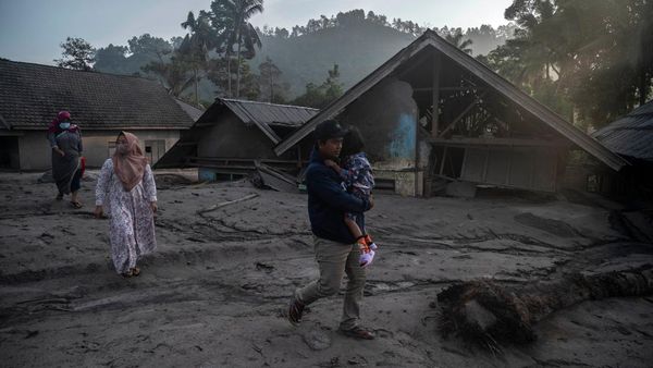 Rumah-rumah Warga Tertimbun Abu Vulkanik Gunung Semeru