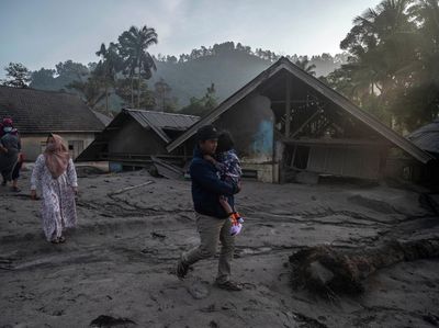 Rumah-rumah Warga Tertimbun Abu Vulkanik Gunung Semeru