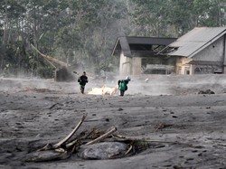 Erupsi Semeru, Abu Panas Berasap Masih Selimuti Dusun Kajar Kuning