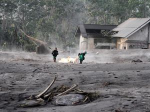 Erupsi Semeru, Abu Panas Berasap Masih Selimuti Dusun Kajar Kuning Erupsi Semeru, Abu Panas Berasap Masih Selimuti Dusun Kajar Kuning