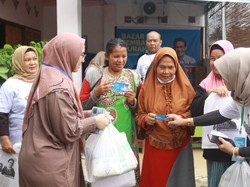 Relawan Sandiaga Bagikan Kupon Sembako Murah ke Emak-emak di Palembang
