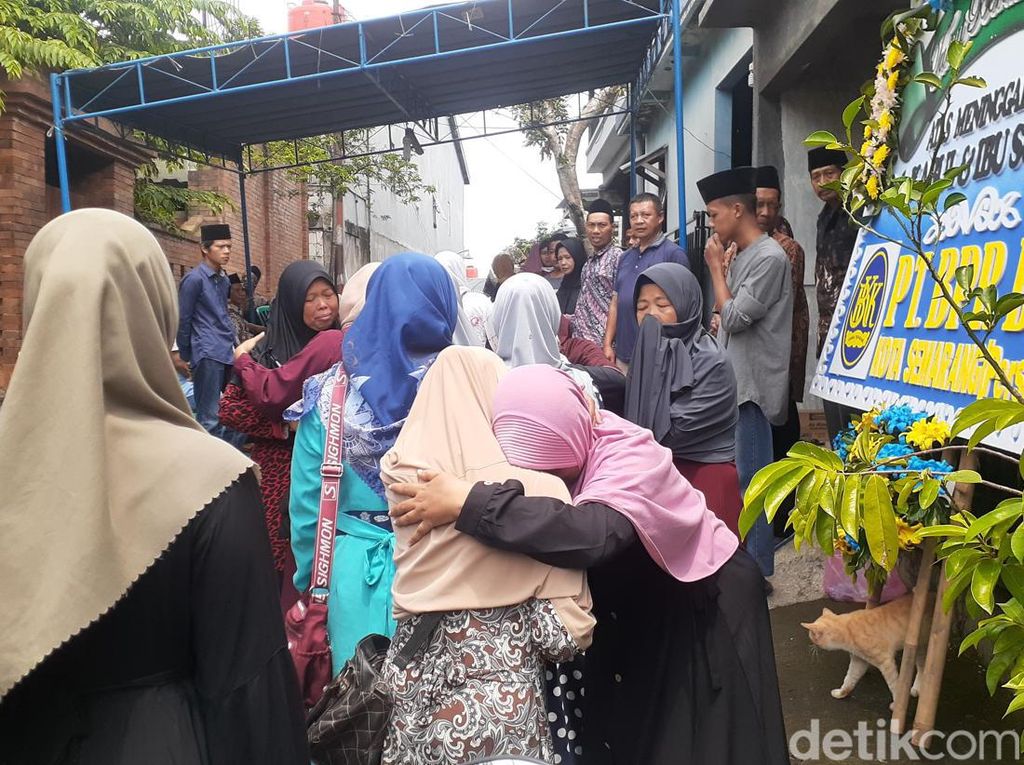 Suasana Terkini Rumah Duka Korban Kecelakaan Bus Sarangan di Semarang Suasana Terkini Rumah Duka Korban Kecelakaan Bus Sarangan di Semarang