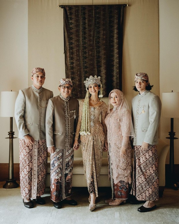 Sheila Dara dan keluarga/ Foto: Instagram/sheiladaisha Sheila Dara dan keluarga di pernikahannya dengan Vidi Aldiano