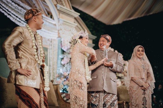 Sheila Dara dan keluarga/ Foto: Instagram/sheiladaisha Sheila Dara dan keluarga di pernikahannya dengan Vidi Aldiano