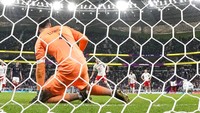 Polandia mencetak gol hiburan di penghujung pertandingan. Robert Lewandowski memperkecil ketertinggalan Polandia lewat sebuah eksekusi penalti. AP/Natacha Pisarenko