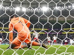 Polandia mencetak gol hiburan di penghujung pertandingan. Robert Lewandowski memperkecil ketertinggalan Polandia lewat sebuah eksekusi penalti. AP/Natacha Pisarenko